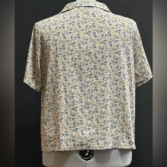 Lapel Neck Ditsy Floral Blouse - Picture 3 of 4